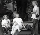 Photographer taliking to two women at Swindon Mela CAN_4144.JPG