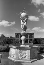 2405GPMXBW29 Castle fountain.jpg