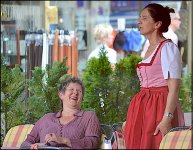 Customer and cafe manageress Seefeld D5100 B0037.jpg Customer and cafe manageress Seefeld D5100 B0037.jpg