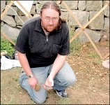 Flint knapping demonstartion at Avebury CAN_3903.jpg