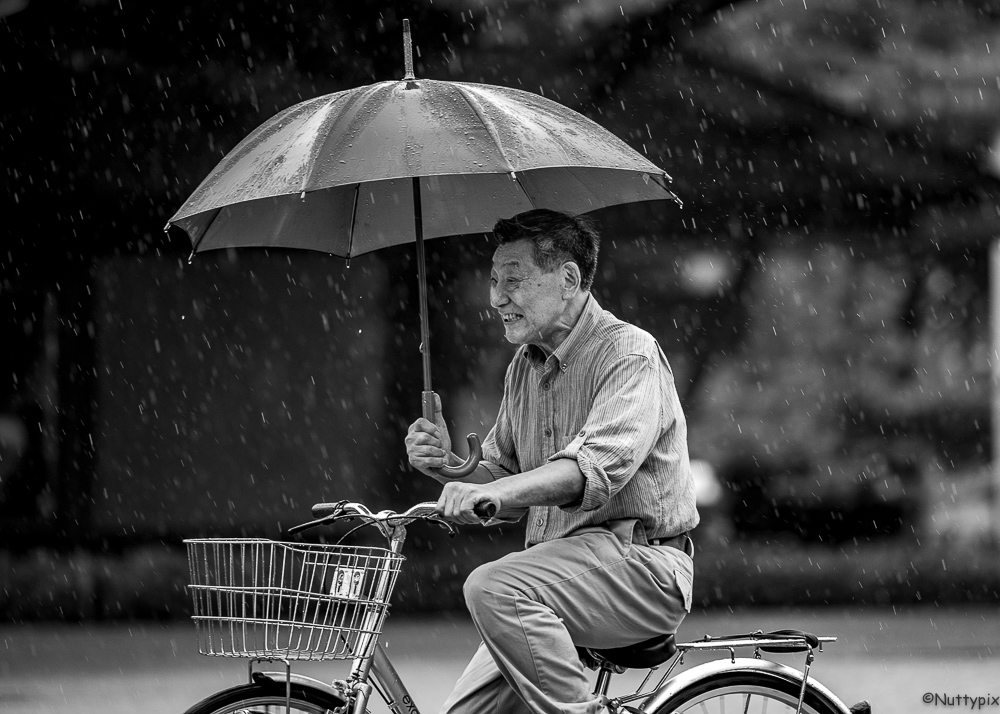 TP_JPN_Bike_Man_rain.jpg