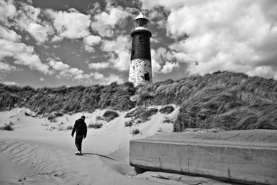spurn_point_lighthouse_by_allenjennison-d3gyshd.jpg