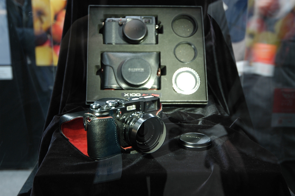 Fuji-X100-Black-Limited-Edition.jpg