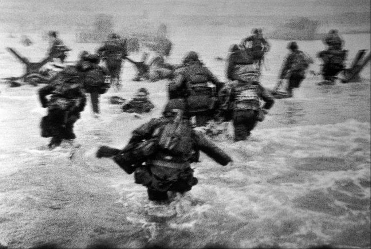 robert-capa-war-photographer-d-day-landings-soldiers-omaha-beach-normandy.jpg