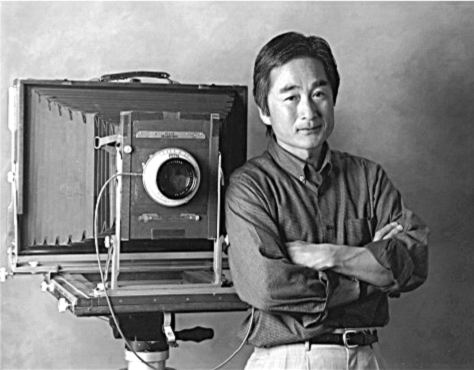 5-kenro-izu-with-his-camera.jpg