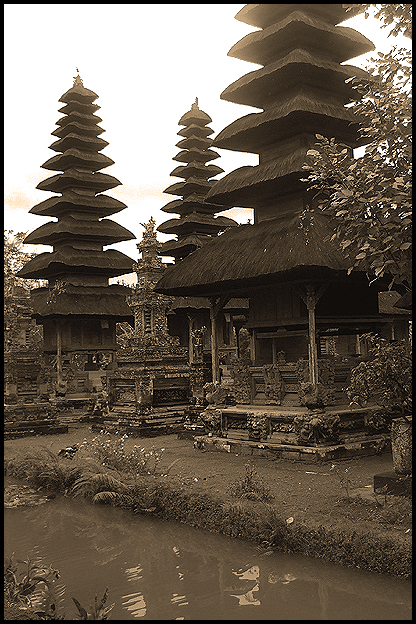 Balinese_temple_by_AngiNelson.jpg
