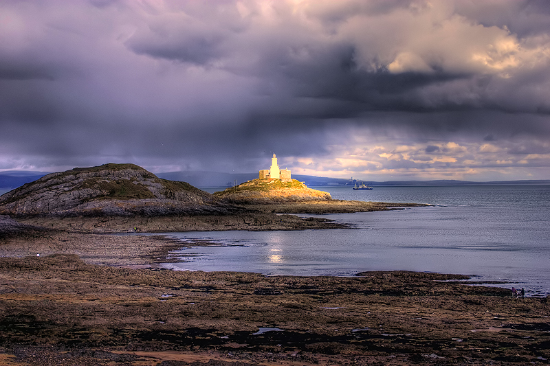 South_Wales_lighthouse_V1_by_AngiNelson.jpg