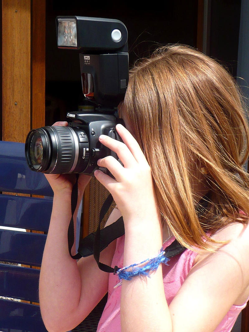 Girl_holding_Camera_by_Mysterious_passion.jpg
