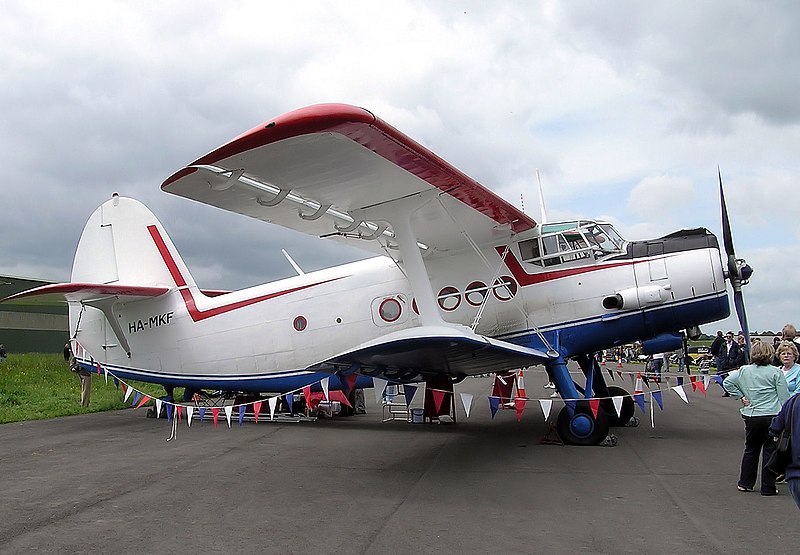 800px-Antonov_an2_ha-mkf_arp.jpg
