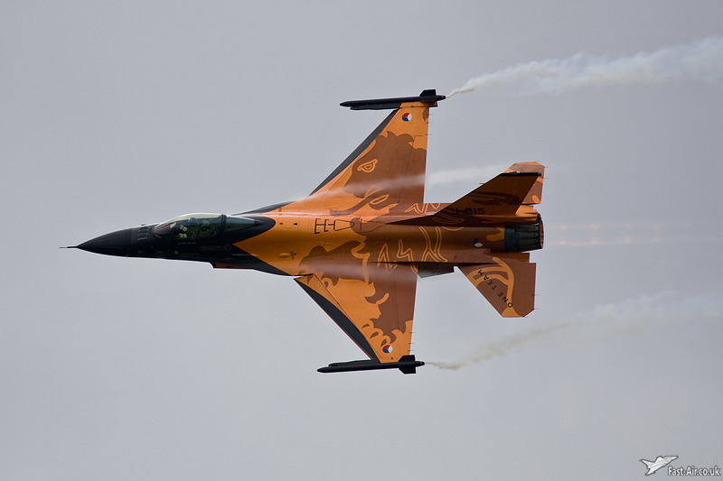 Dutch-F-16AM-J-015-display-photo-2.jpg