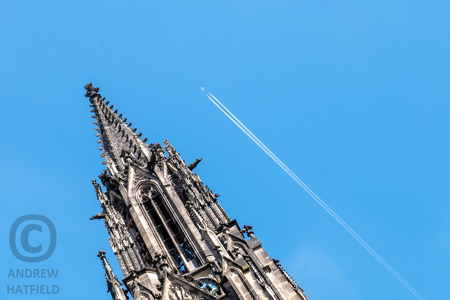 Architectural+image+spire+of+Offene+Kirche+Elisabethen+Basel+against+blue+sky+with+vapor+trail+above+P1090739.jpg